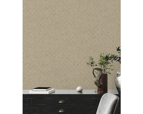 Kamerzicht met patroonbehang en dressoir met decoraties