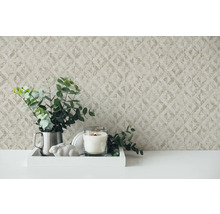 Decoratief behang met geometrisch patroon in interieur met kaars en plant.