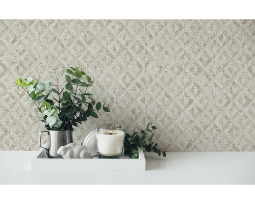 Decoratief behang met geometrisch patroon in interieur met kaars en plant.