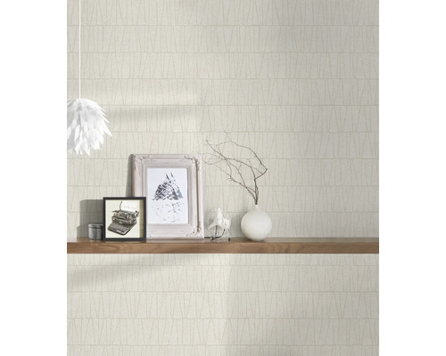 Scene met patroonbehang, plank en decoratieve objecten