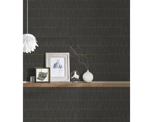 Decoratieve woonkamer met patroonbehang, plank, foto''s en lamp.