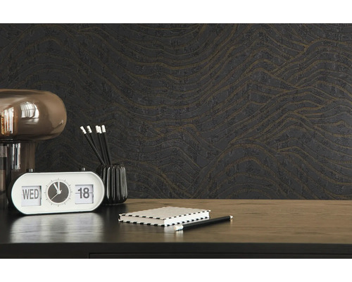 Decoratief behang met golfpatroon in een studeerkamer