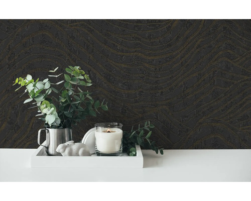 Decoratief arrangement met behang met patroon, kaars, plant en decoratief figuur