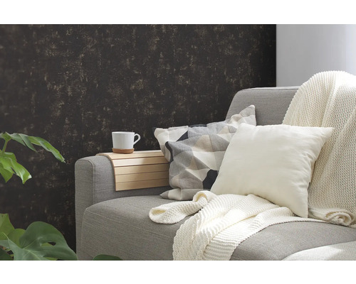 Gezellige zithoek met bank, kussens, deken en een kopje op een houten dienblad