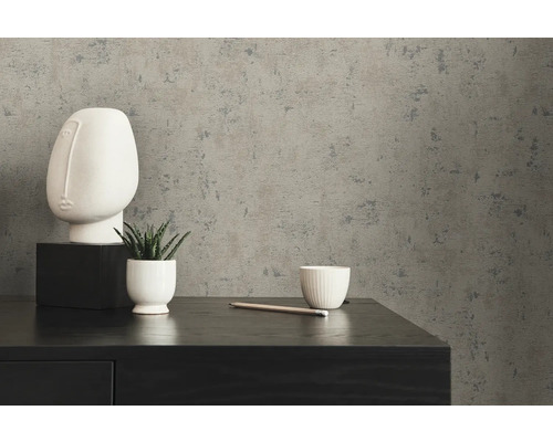 Close-up van een grijs betonlook behang in een interieur met decoratie