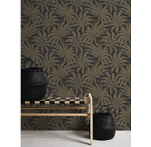Scene met behang met bloemmotief, bank en twee manden