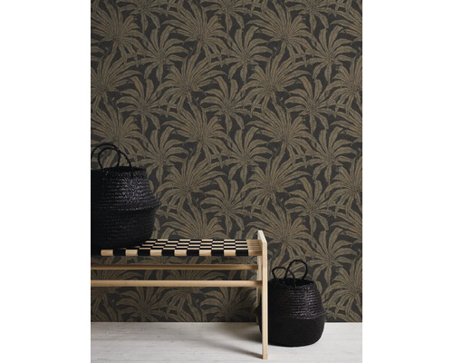 Scene met behang met bloemmotief, bank en twee manden