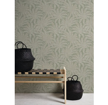 Kamer met een wandbehang met plantenmotief, een bank en zwarte manden