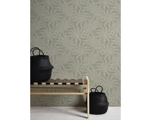 Kamer met een wandbehang met plantenmotief, een bank en zwarte manden