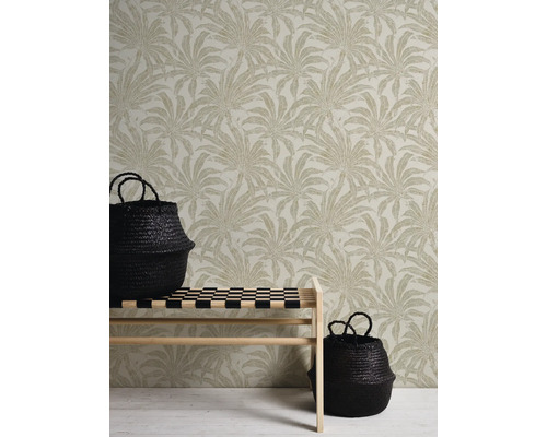 Kamerweergave met bloemenbehang, bank en twee zwarte manden