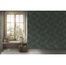 Interieur met raam en behang met bladerpatroon
