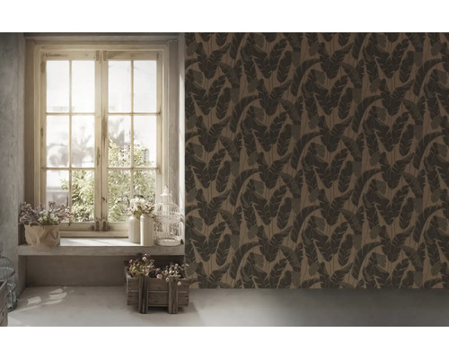 Kamerweergave met behang met bloemmotief, raam en decoratie