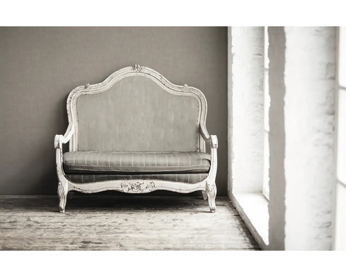 Antieke sofa met stoffen bekleding in de woonkamer