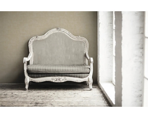 Antieke sofa met ornamenten in shabby chic stijl