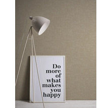 Vloerlamp en een ingelijste poster met de tekst: Doe meer van wat je gelukkig maakt.