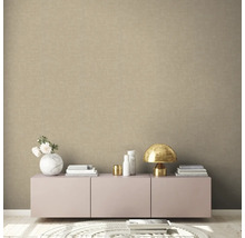 Woonkamer met beige structuurbehang, dressoir, lamp en decoratie