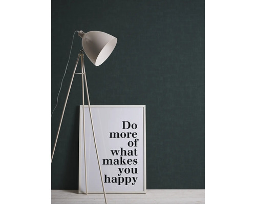 Staande lamp met statief met drie poten en ingelijste poster met de tekst: Doe meer van wat je gelukkig maakt.