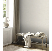 Lichte kamer met textielbehang, bank en decoratie