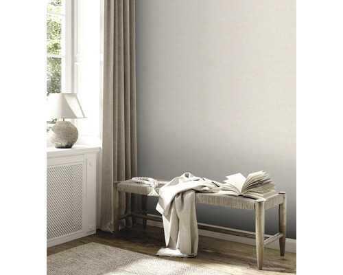 Lichte kamer met textielbehang, bank en decoratie