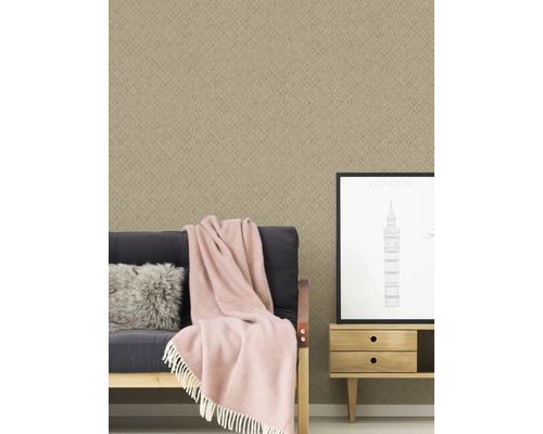 Interieurscène met patroonbehang, bank, deken en bijzettafel met Londen-foto