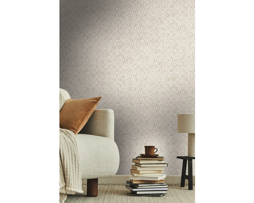 Woonkamerontwerp met patroonbehang, bank en bijzettafel