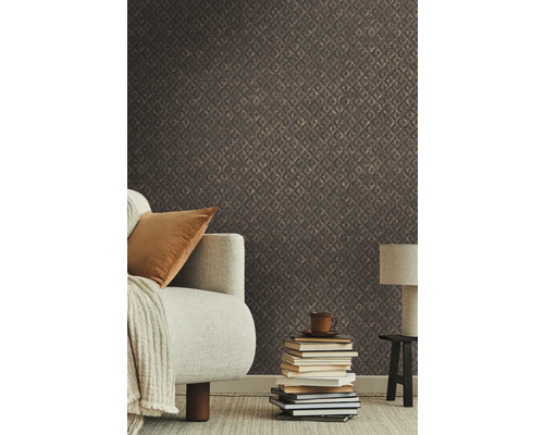 Woonkamer met bank, boeken en donker behang met patroon