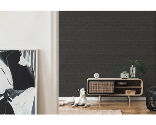 Woonkamer met patroonbehang, dressoir en decoraties