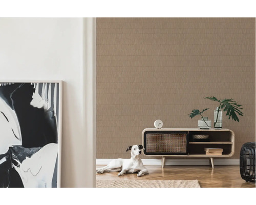 Woonkamer met patroonbehang, dressoir en decoratie