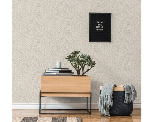 Kamerzicht met patroonbehang, decoraties en houten meubels voor een stijlvol interieur