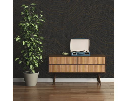 Decoratief interieur met plant, platenspeler en dressoir tegen een gestructureerd behang.