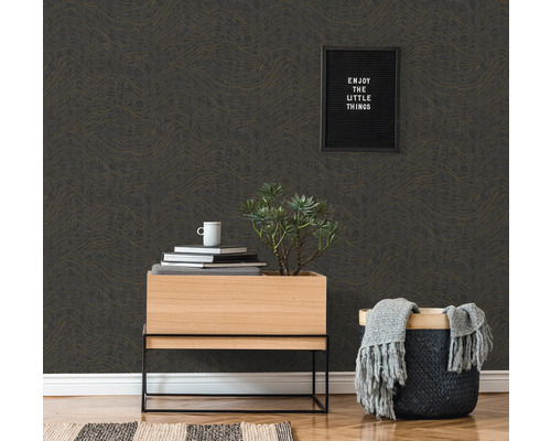 Woonkamer met patroonbehang, houten commode en decoratieve elementen