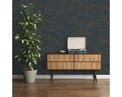 Woonkamer met patroonbehang, dressoir, kamerplant en platenspeler