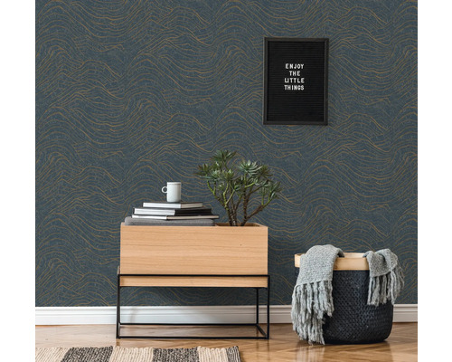 Woonkamer met behang met patroon, nachtkastje, potplant en decoratie