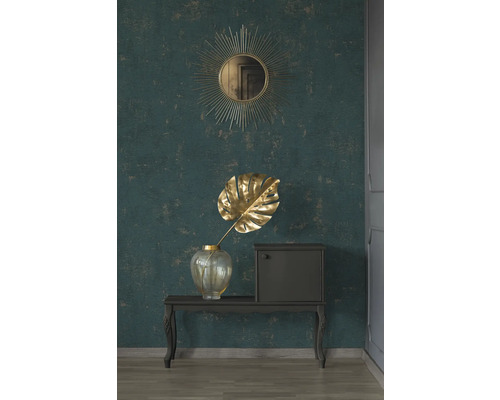 Decoratief interieur met spiegel, vaas, sierplant, ladekast en donkerkleurig behang.