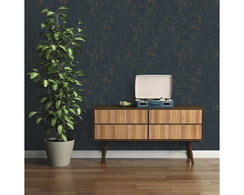 Woonkamer met dressoir, platenspeler en kamerplant.