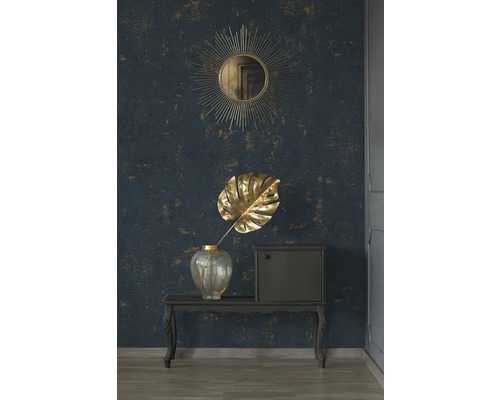 Decoratieve scène met spiegel, Monstera-blad en console voor een muur met patroon