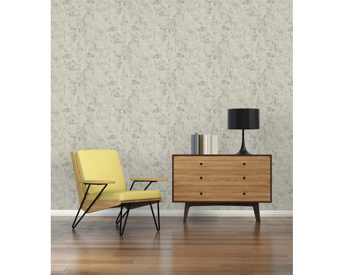 Woonkamer met fauteuil, commode, tafellamp en behang