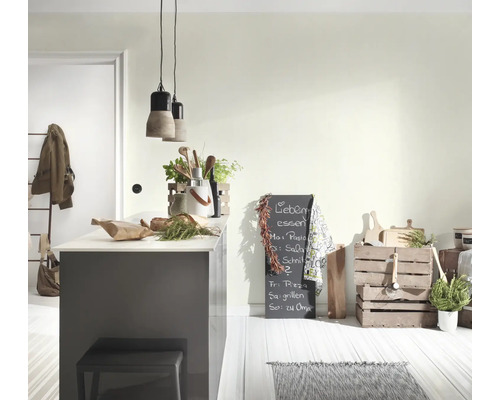 Lichte keuken met kookeiland, houten elementen en schoolbord