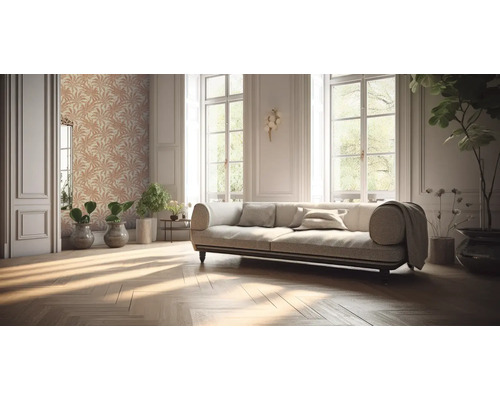 Woonkamer met bank, planten en behang met bladmotief