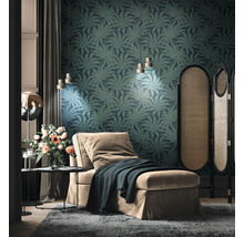 Decoratieve woonkamer met chaise longue, kamerscherm en behang met patroon