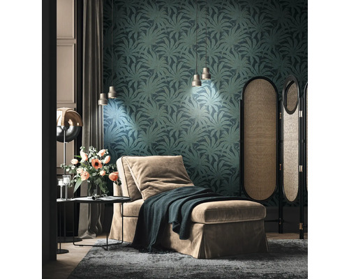 Decoratieve woonkamer met chaise longue, kamerscherm en behang met patroon