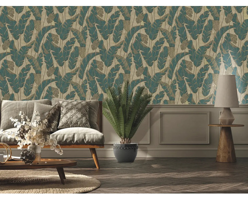 Woonkamer met patroonbehang met bladerenmotief.