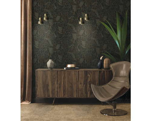 Woonkamer met patroonbehang, dressoir, fauteuil en kamerplant