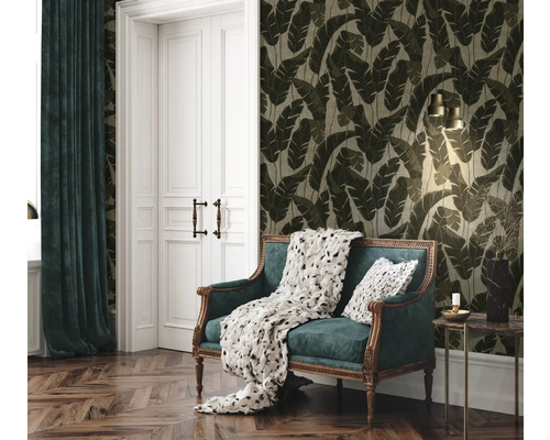 Decoratieve kamer met een bank, een tafel en een behang met motief.