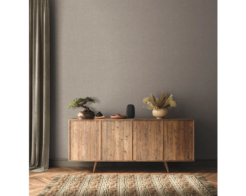 Woonkamer met houten dressoir, decoratie en tapijt