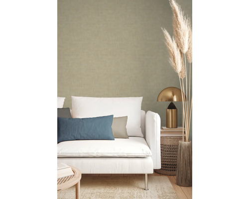 Woonkamer met wandbekleding, een witte bank en decoratieve elementen