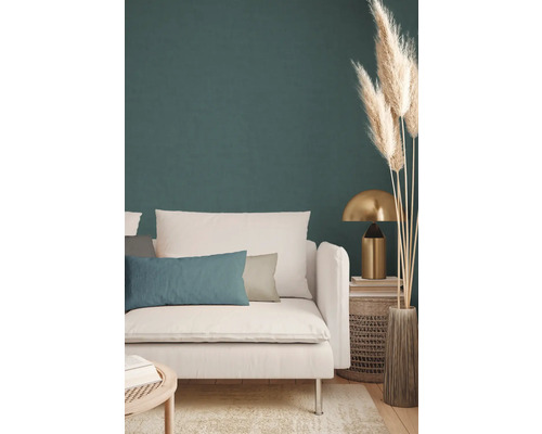 Lichte interieurinrichting met bank, kussens, tafellamp en decoratie