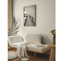 Decoratieve woonkamer met bank, tafellamp en ingelijste foto