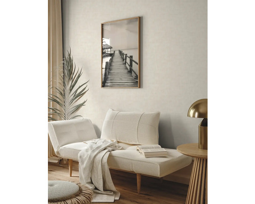 Decoratieve woonkamer met bank, tafellamp en ingelijste foto