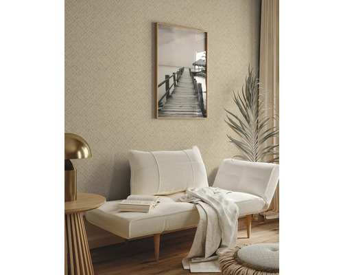 Woonkamer met patroonbehang, bank en decoraties voor een heldere en uitnodigende sfeer.